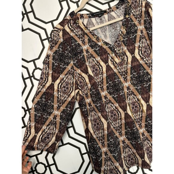 Zac & Rachel Ladies V Neck Blouse With Necklace Embellishment Size 1X Plus Size - Picture 5 of 7